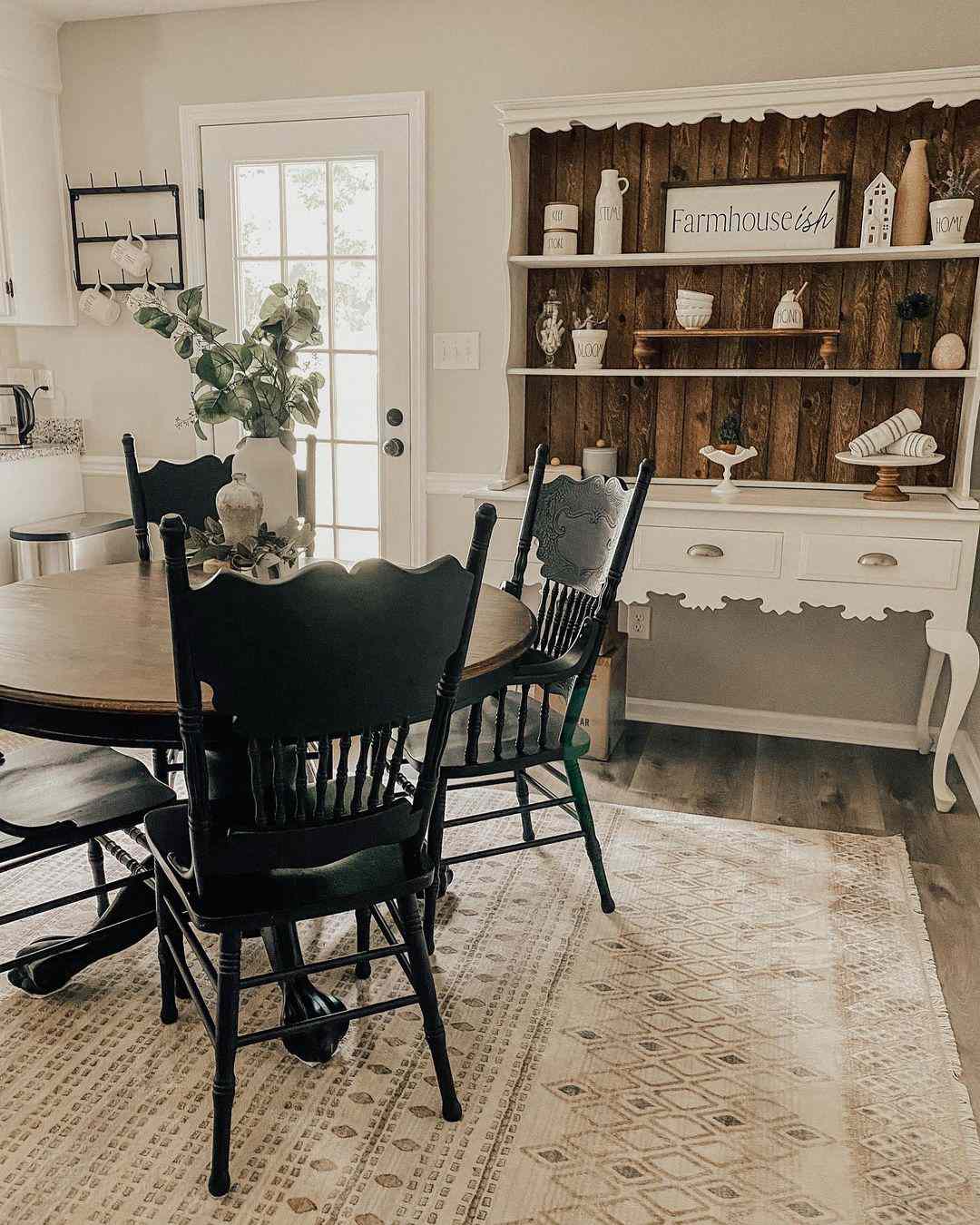 Salle à manger de style Farmhouse avec hcairs noirs