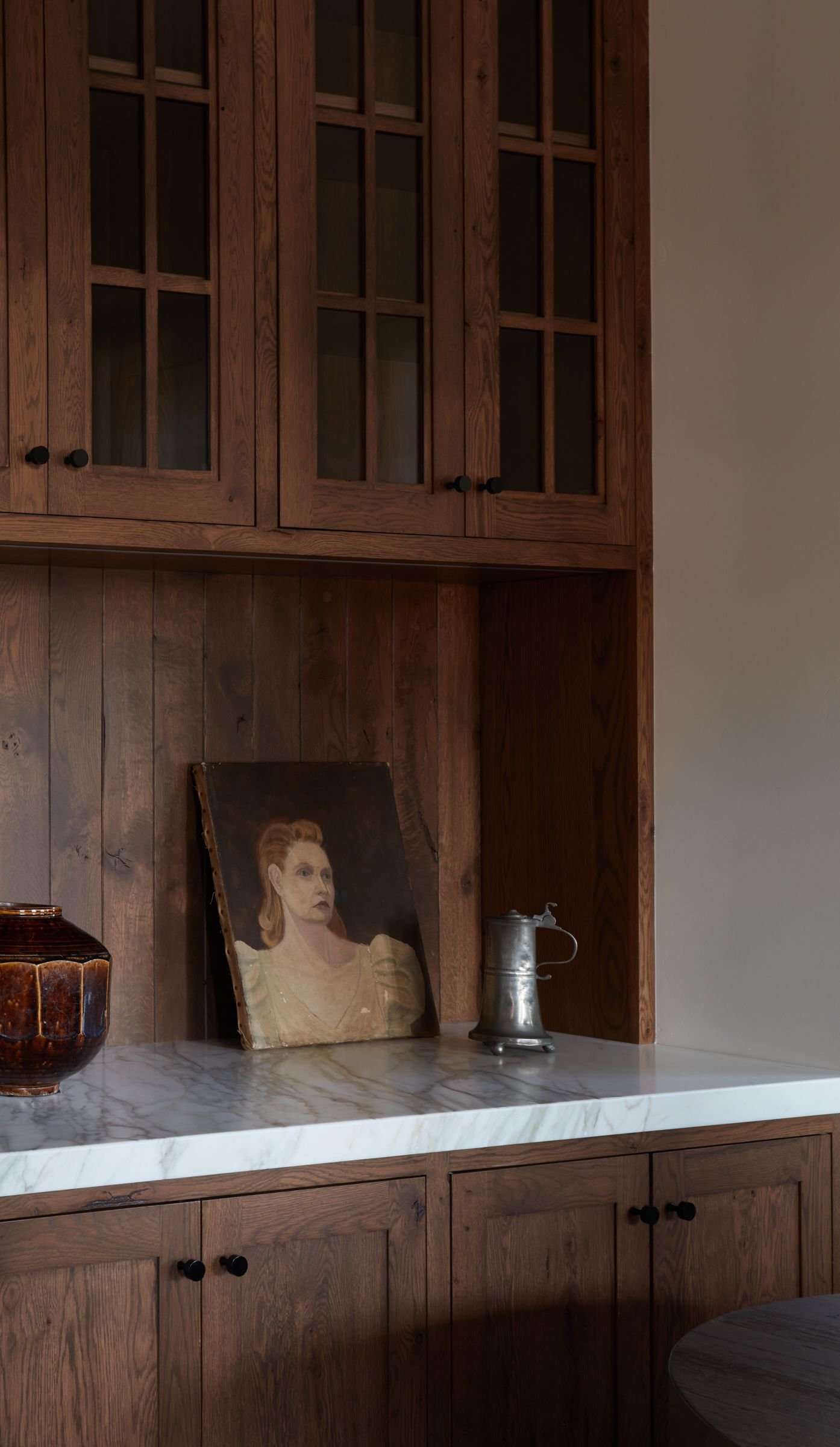 Huche en bois avec peinture et objets décoratifs