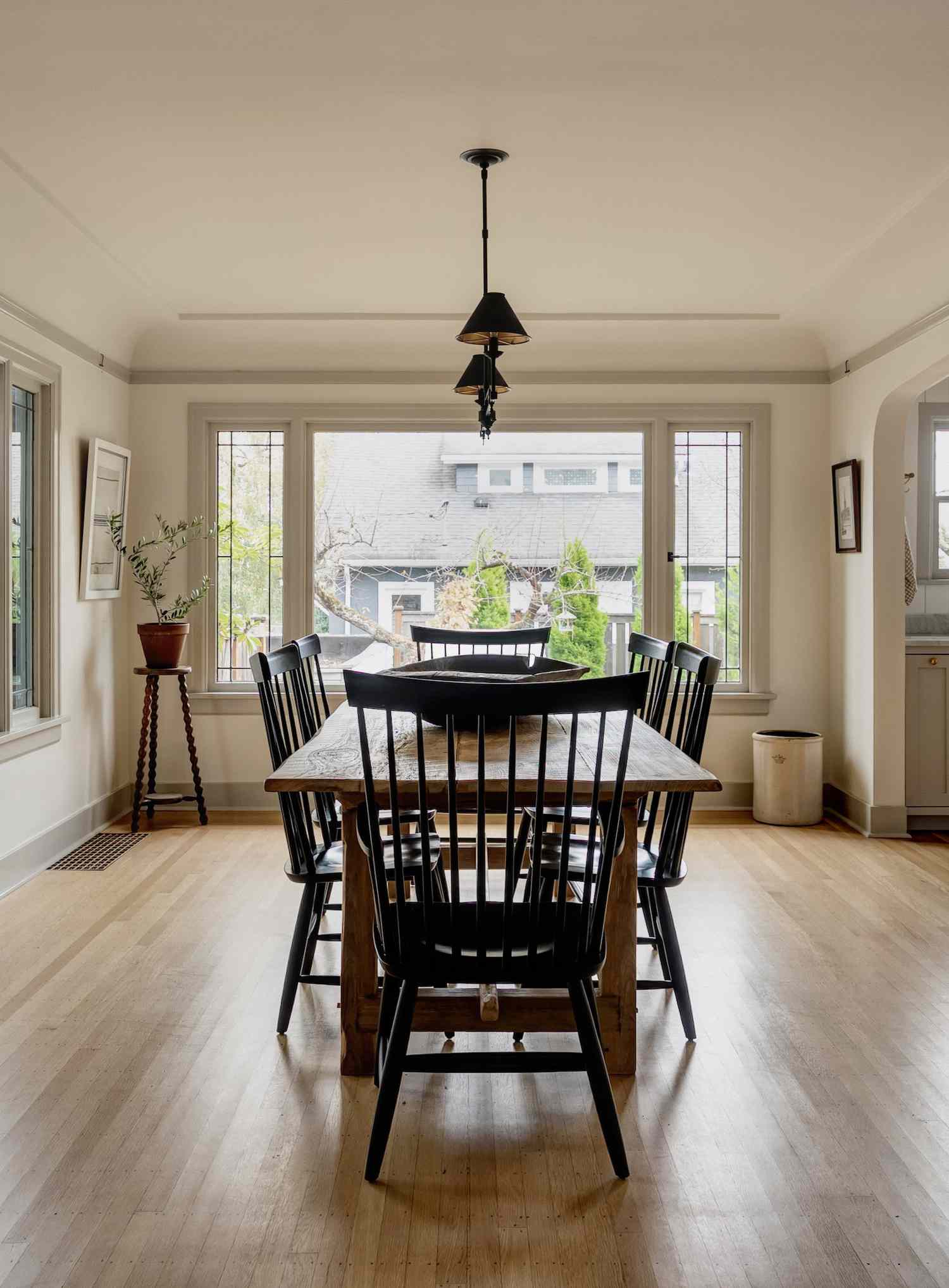 Salle à manger crème avec des accents marron foncé et noirs