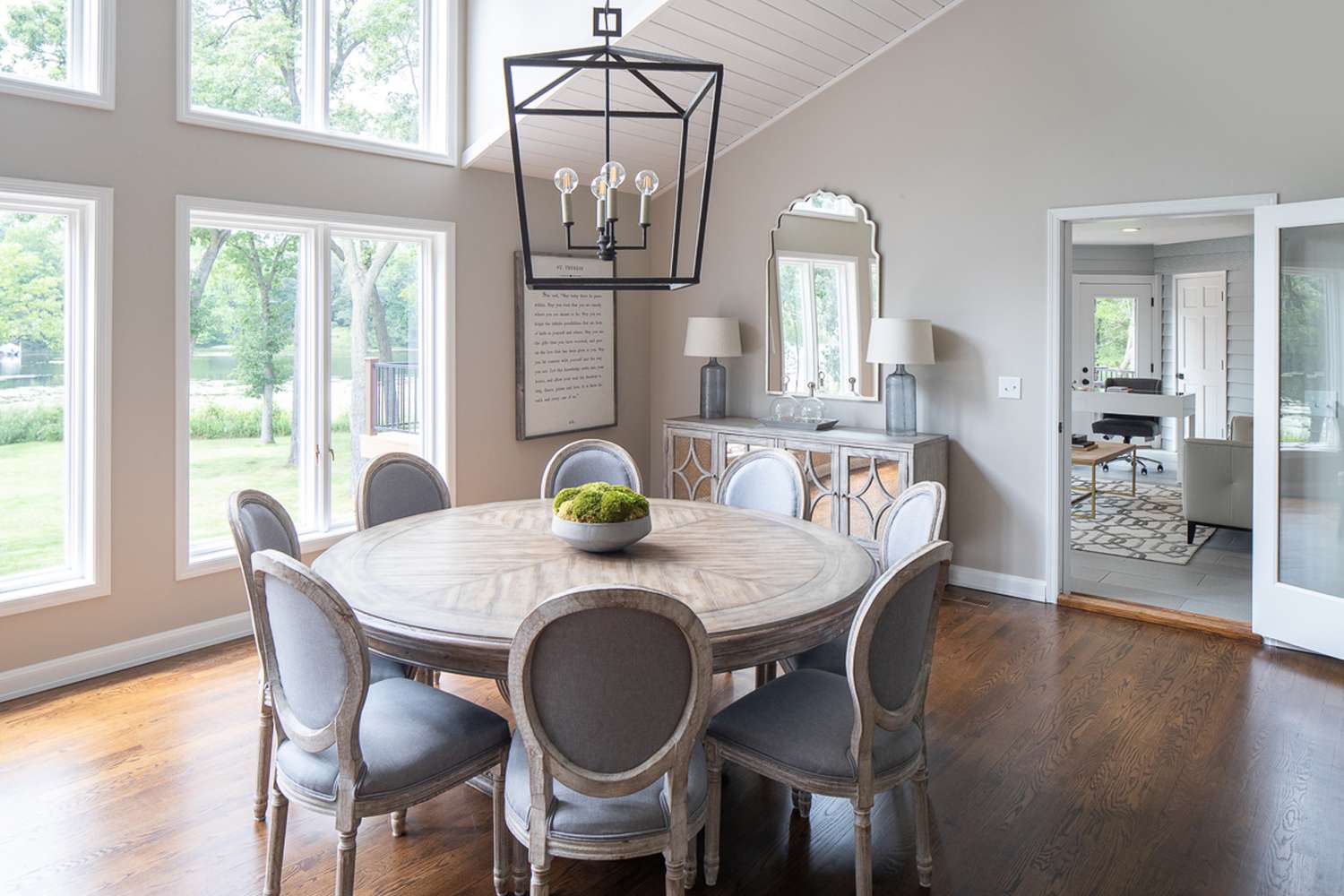 Salle à manger traditionnelle avec des touches fermières