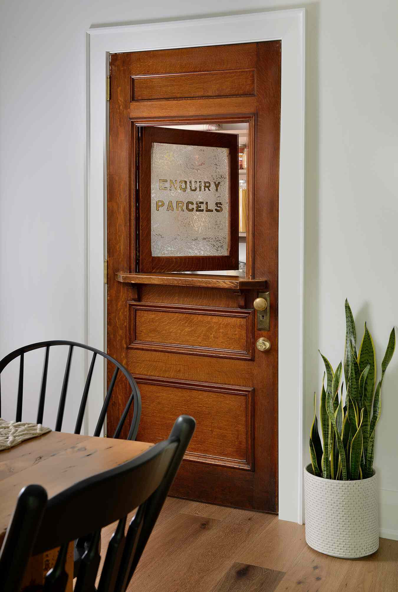 Porte ancienne avec fenêtre dans la salle à manger