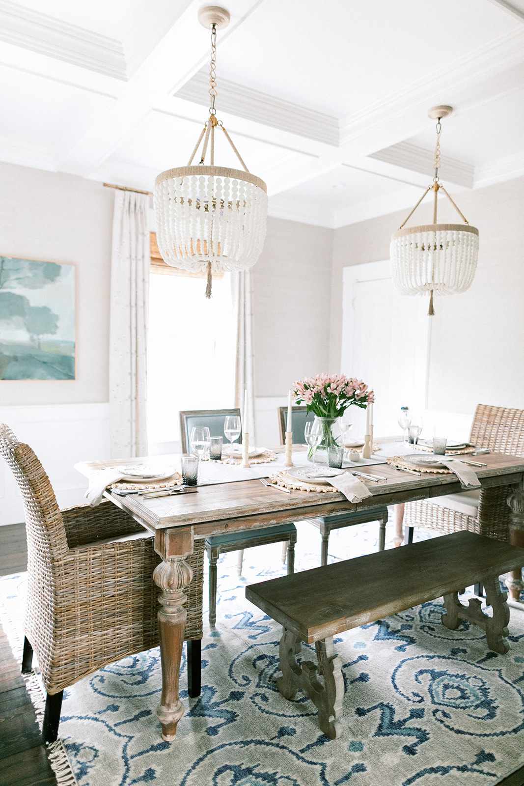 Salle à manger avec chandeliers et table en bois