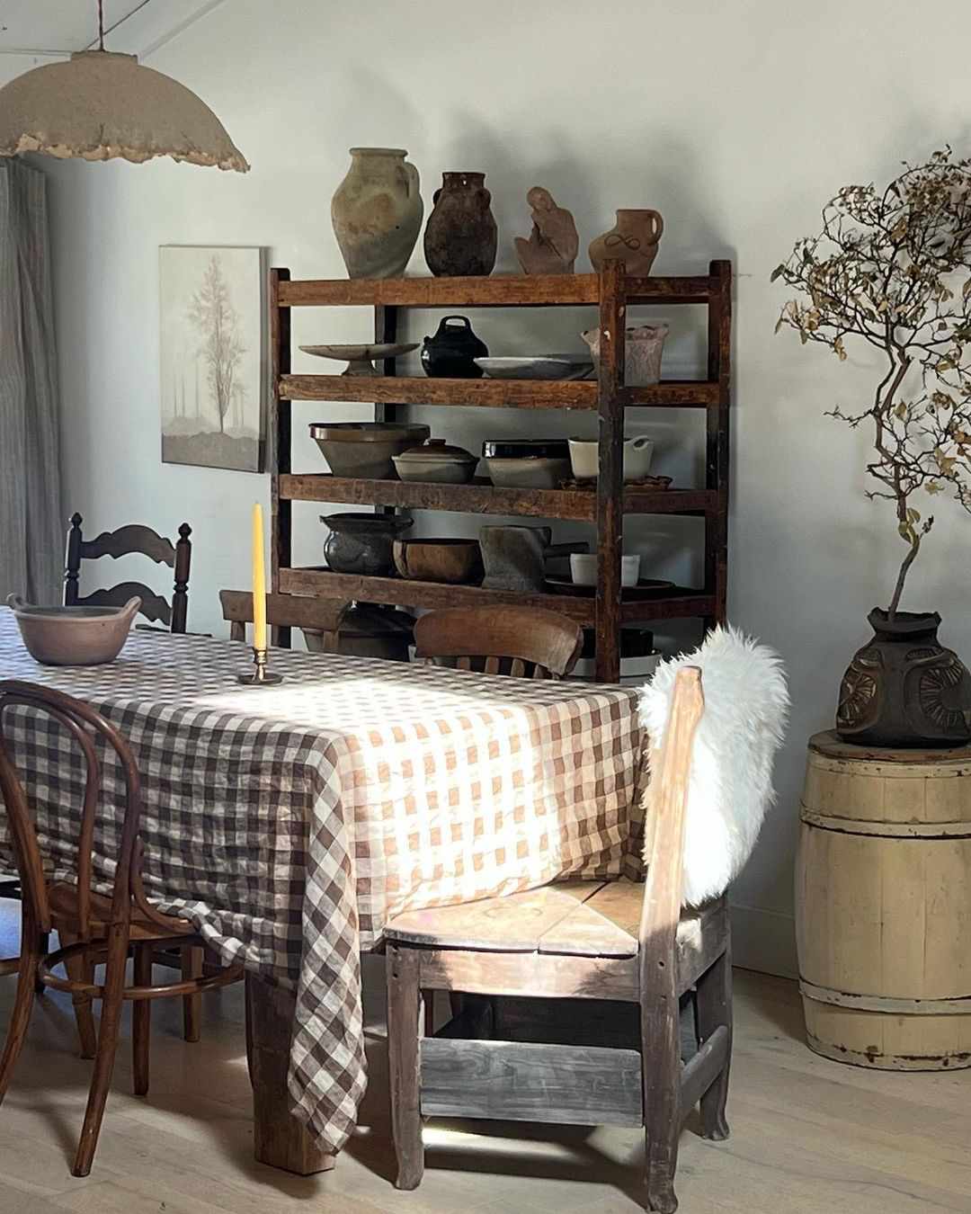 Salle à manger de ferme avec nappe à carreaux