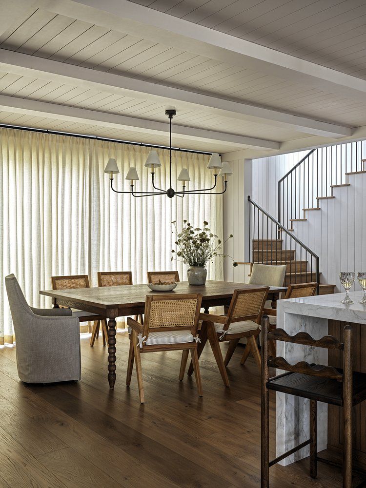 Salle à manger avec lustre à abat-jour
