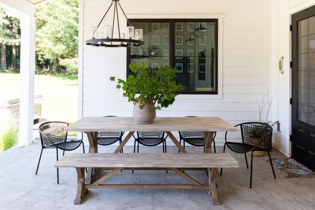 Salle à manger d'extérieur dans un style moderne de ferme