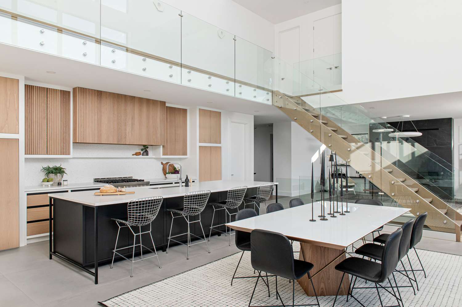 Salle à manger moderne avec bougies noires