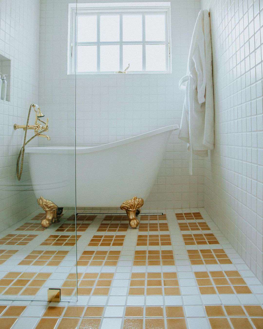 Baignoire sur pattes dans la douche