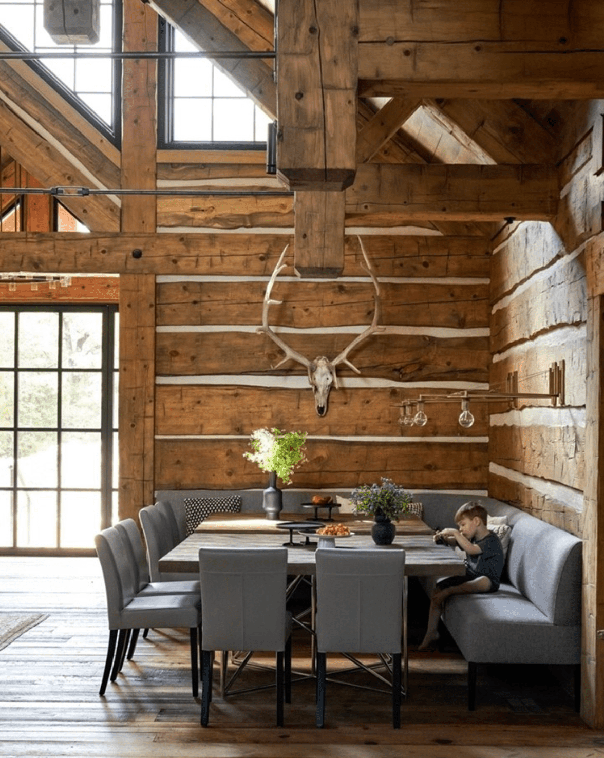 Coin petit-déjeuner moderne dans une cabane 