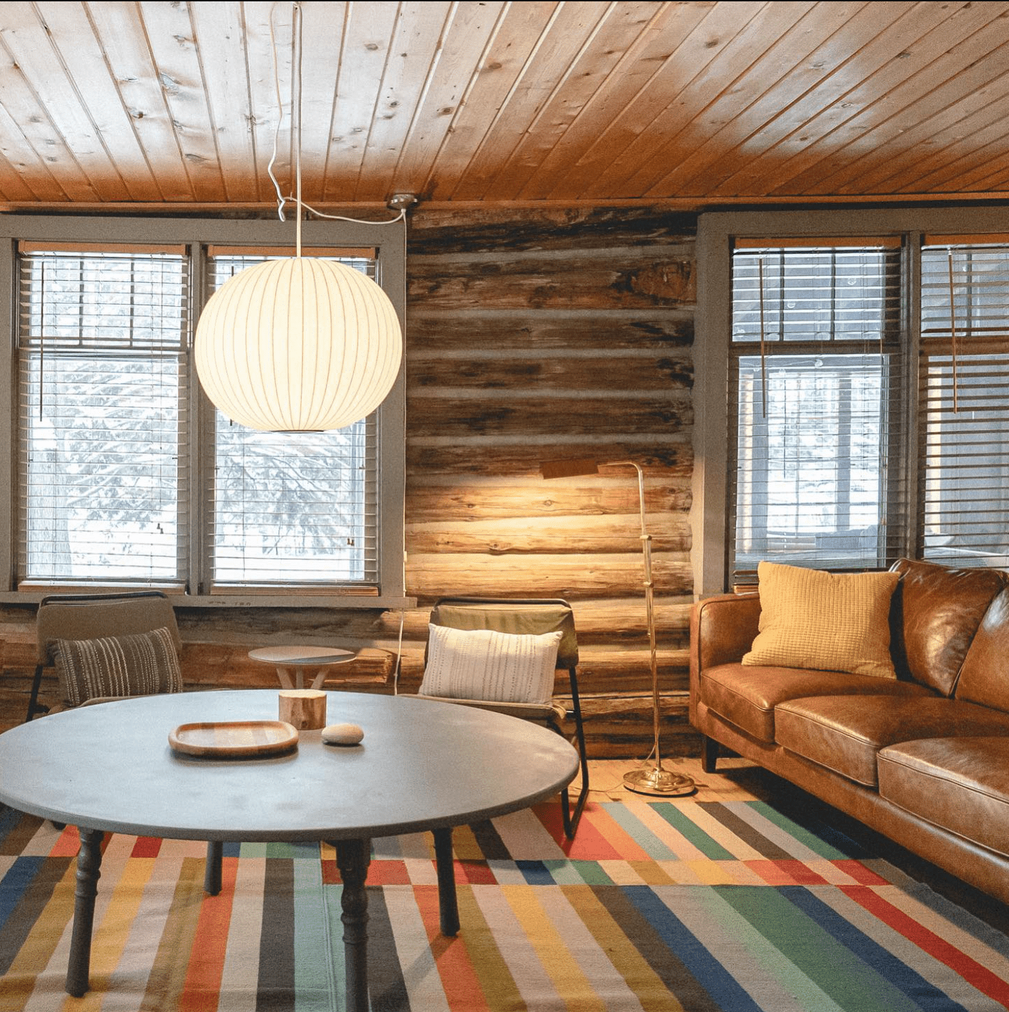 Cabine moderne avec un tapis audacieux