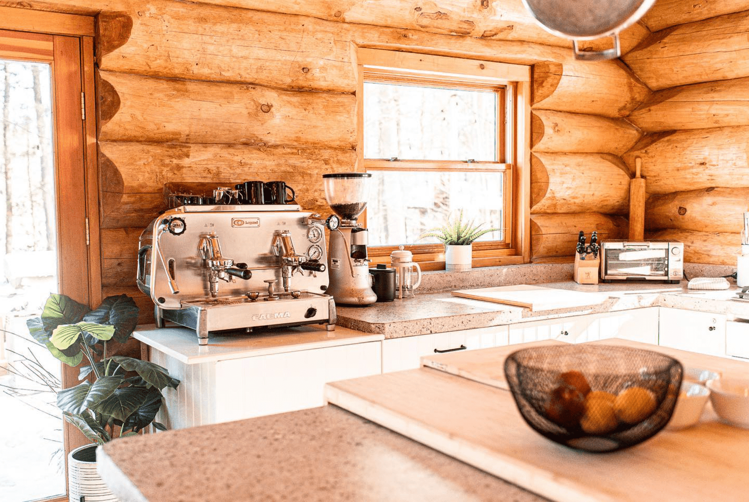 Coin café dans une cabane en rondins