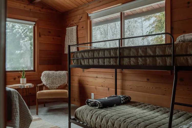 Couchettes modernes en métal dans une cabane