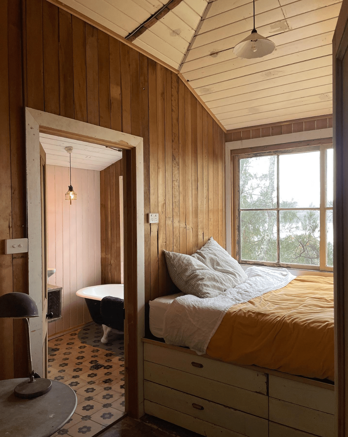 Murs lambrissés dans une cabine 