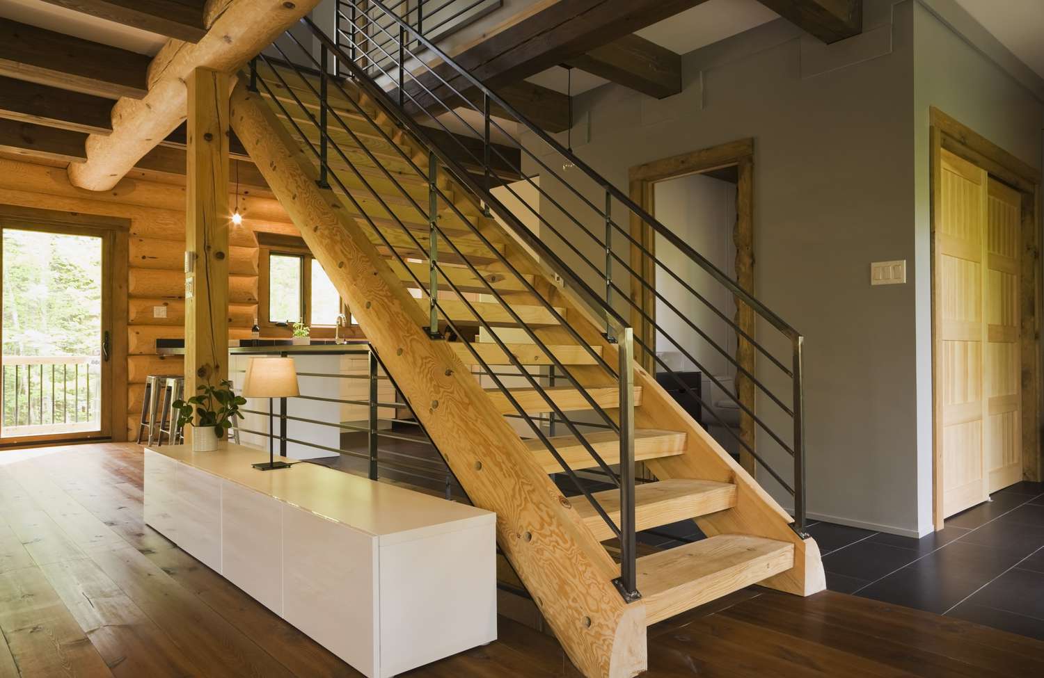 escalier moderne dans une cabane