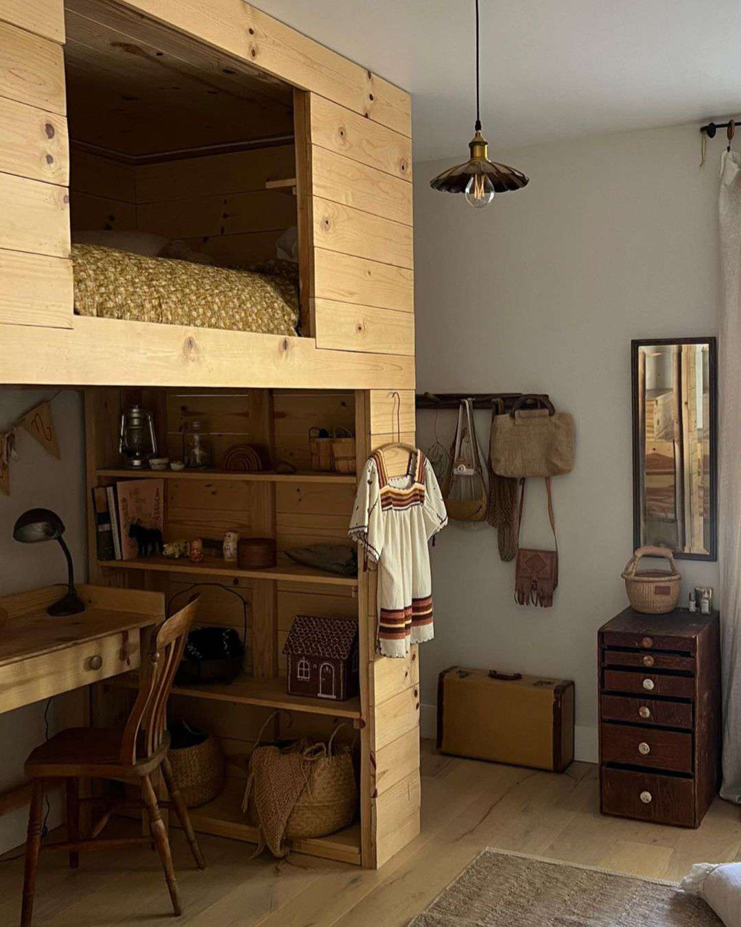 Lit en bois dans une chambre d'enfant