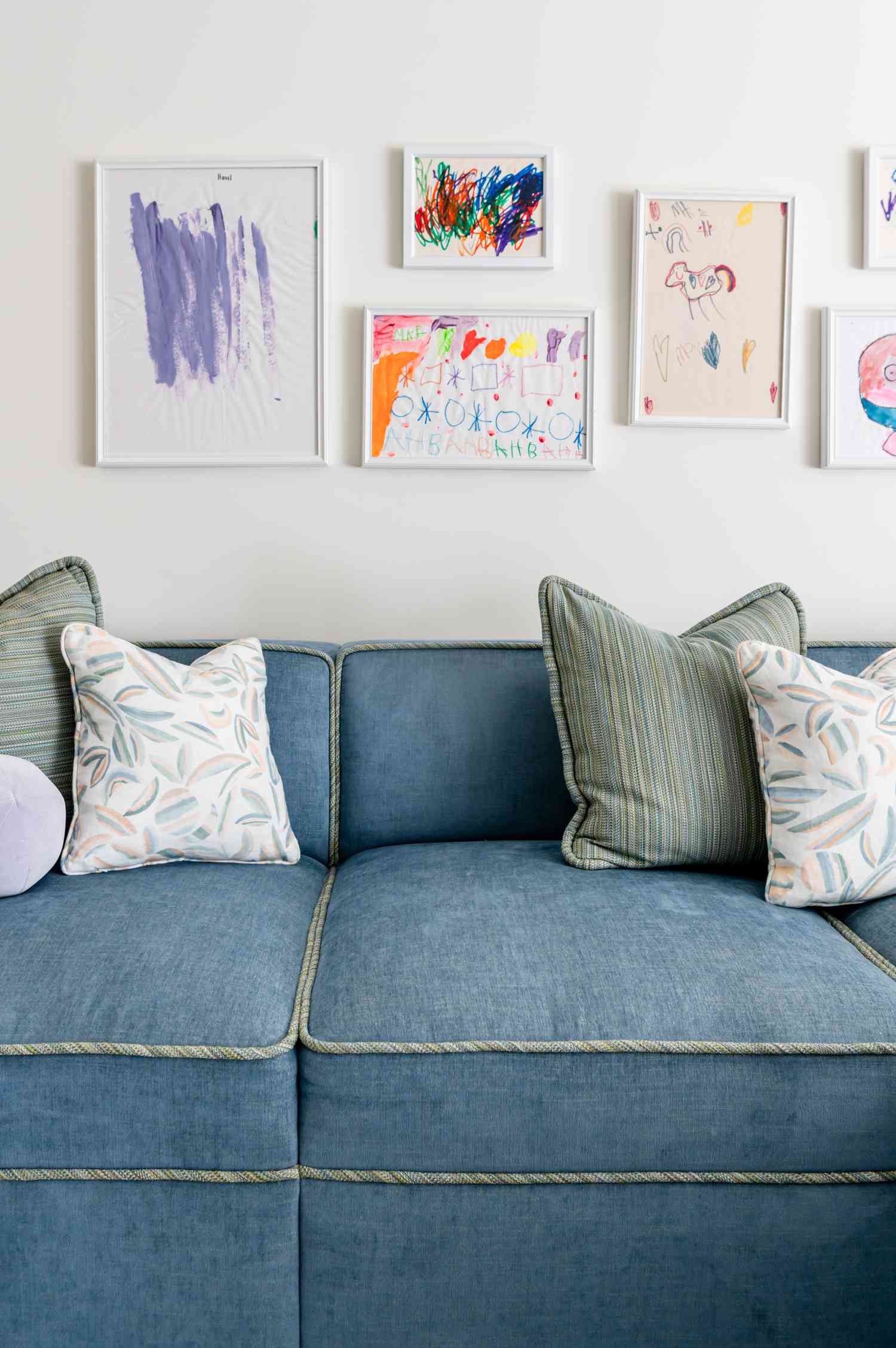 Chambre à coucher avec des œuvres d'art d'enfants