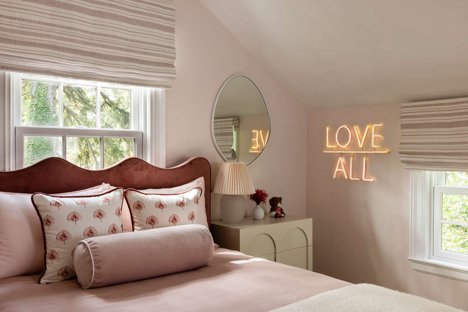 Chambre d'enfant rouge et rose