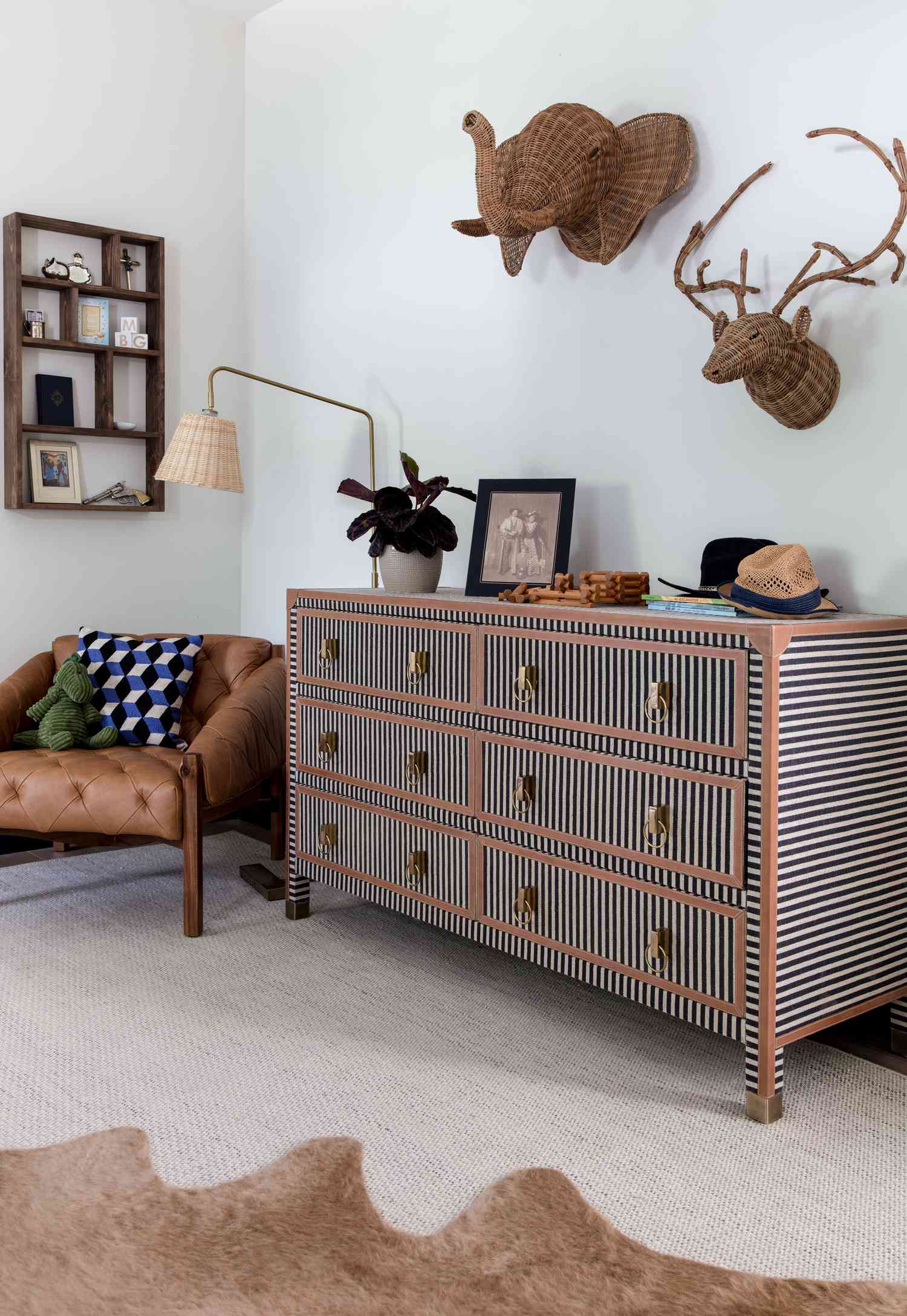 Chambre avec faux animaux et motifs