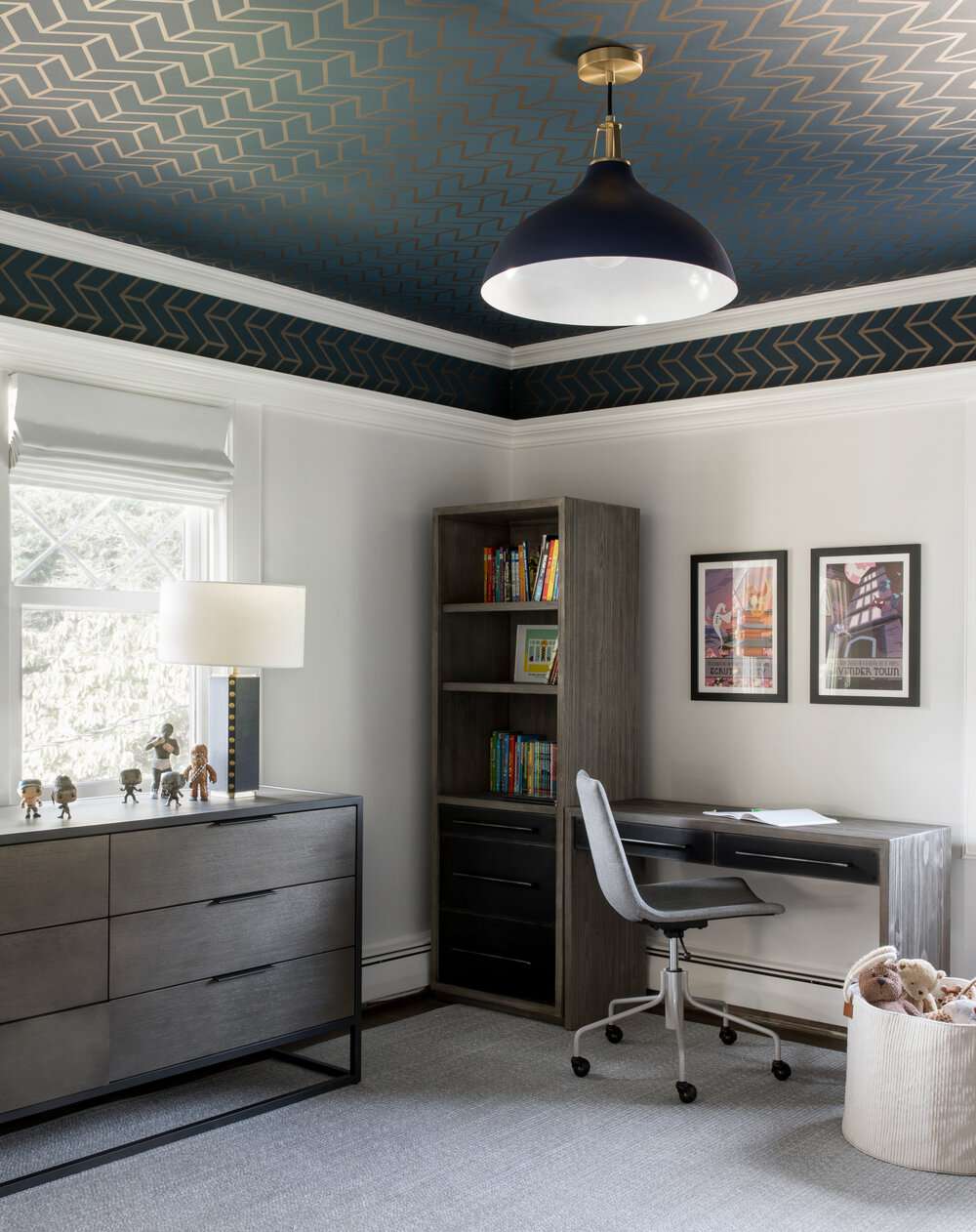 Plafond tapissé dans une chambre d'enfant