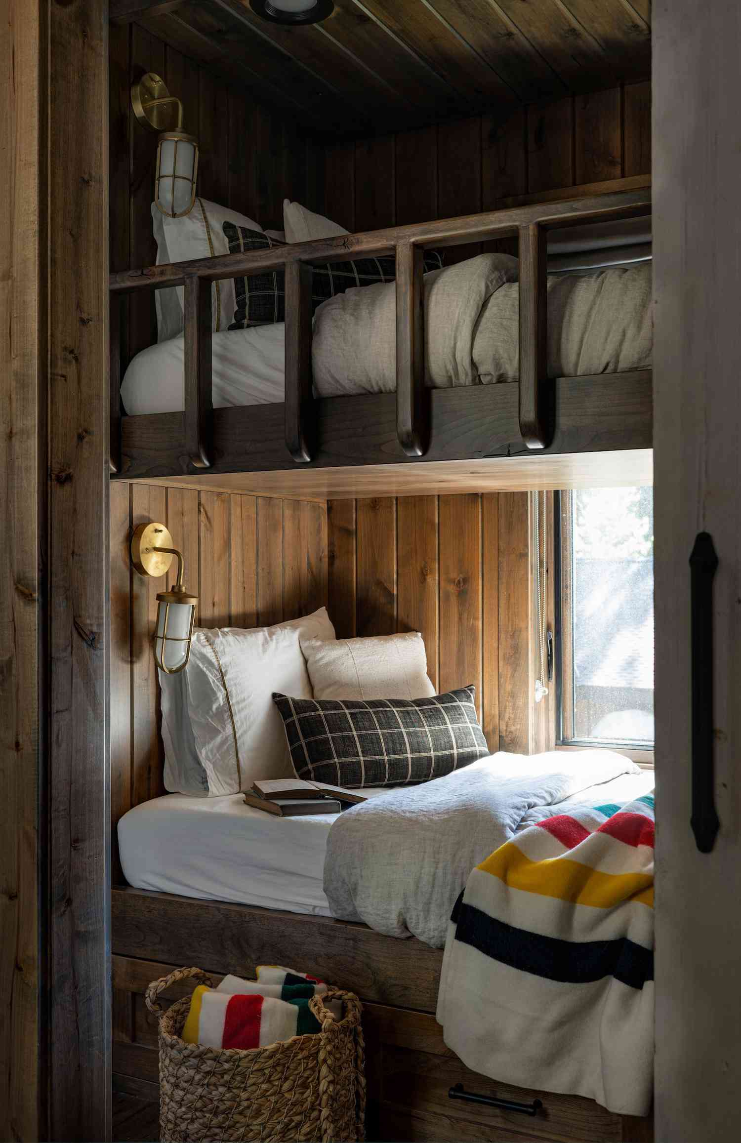 Lits superposés avec murs et plafond en bois