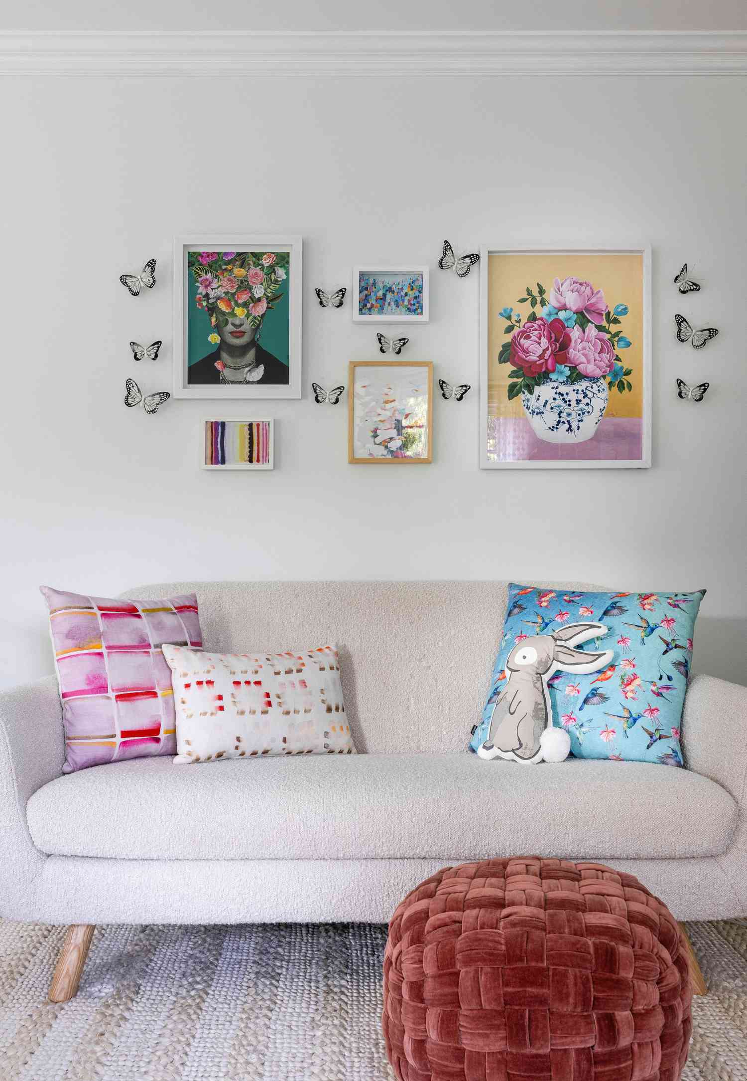 Canapé et œuvres d'art dans la chambre des enfants