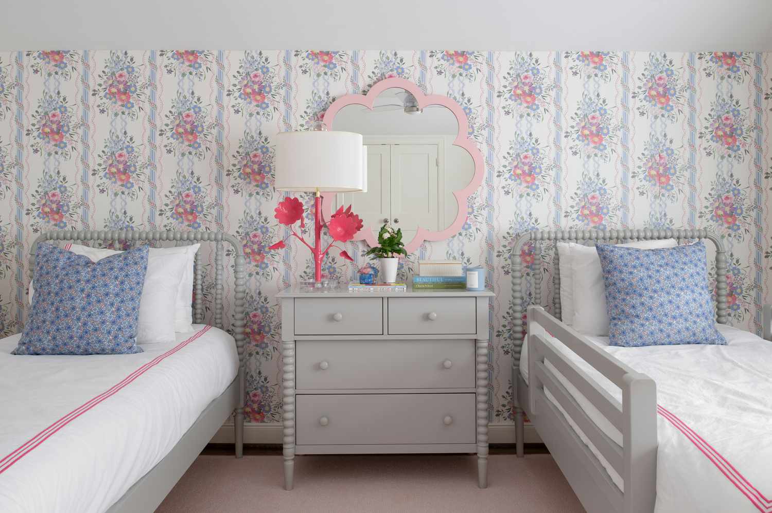 Chambre à coucher grise, rose et bleue