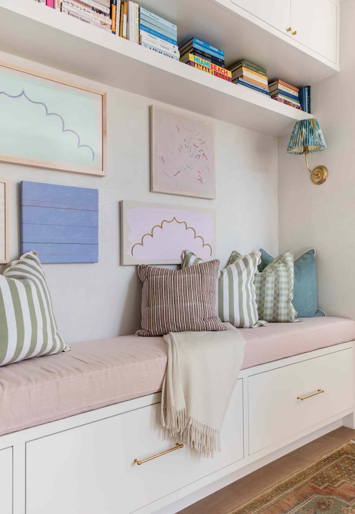 Chambre d'enfant avec une palette de couleurs douces