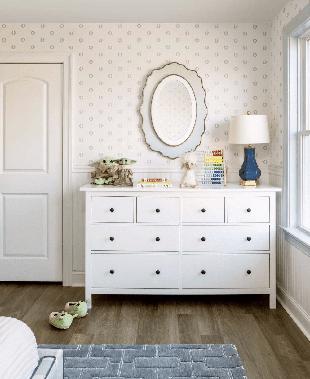 Chambre d'enfant avec jouets et papier peint à motifs
