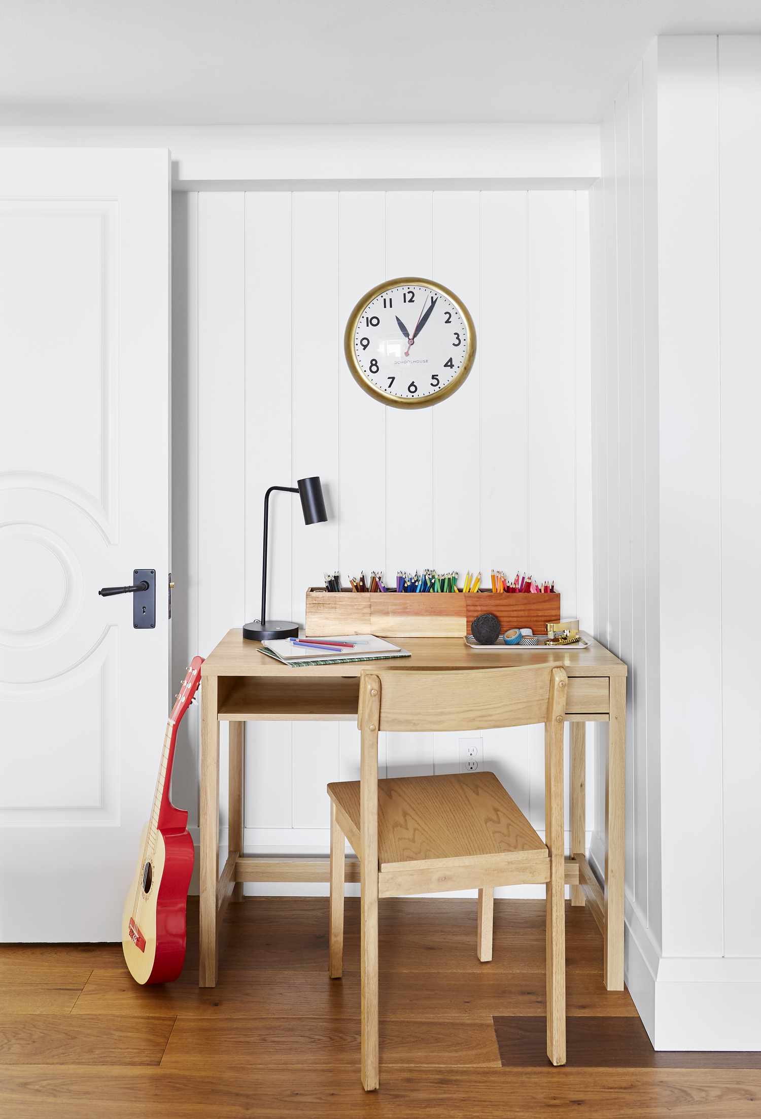 Bureau dans un coin de la chambre d'un enfant