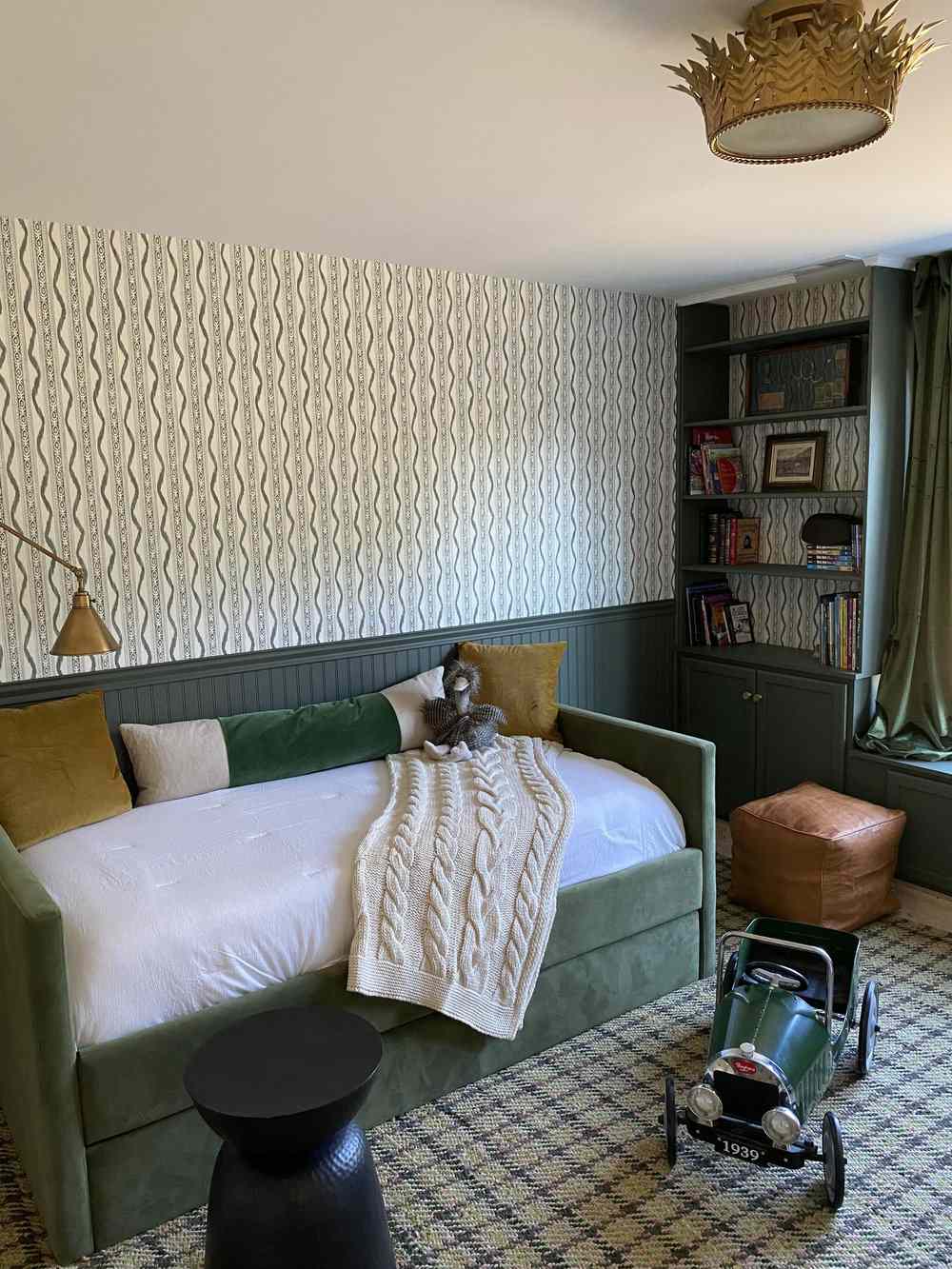 Papier peint et lit vert dans la chambre