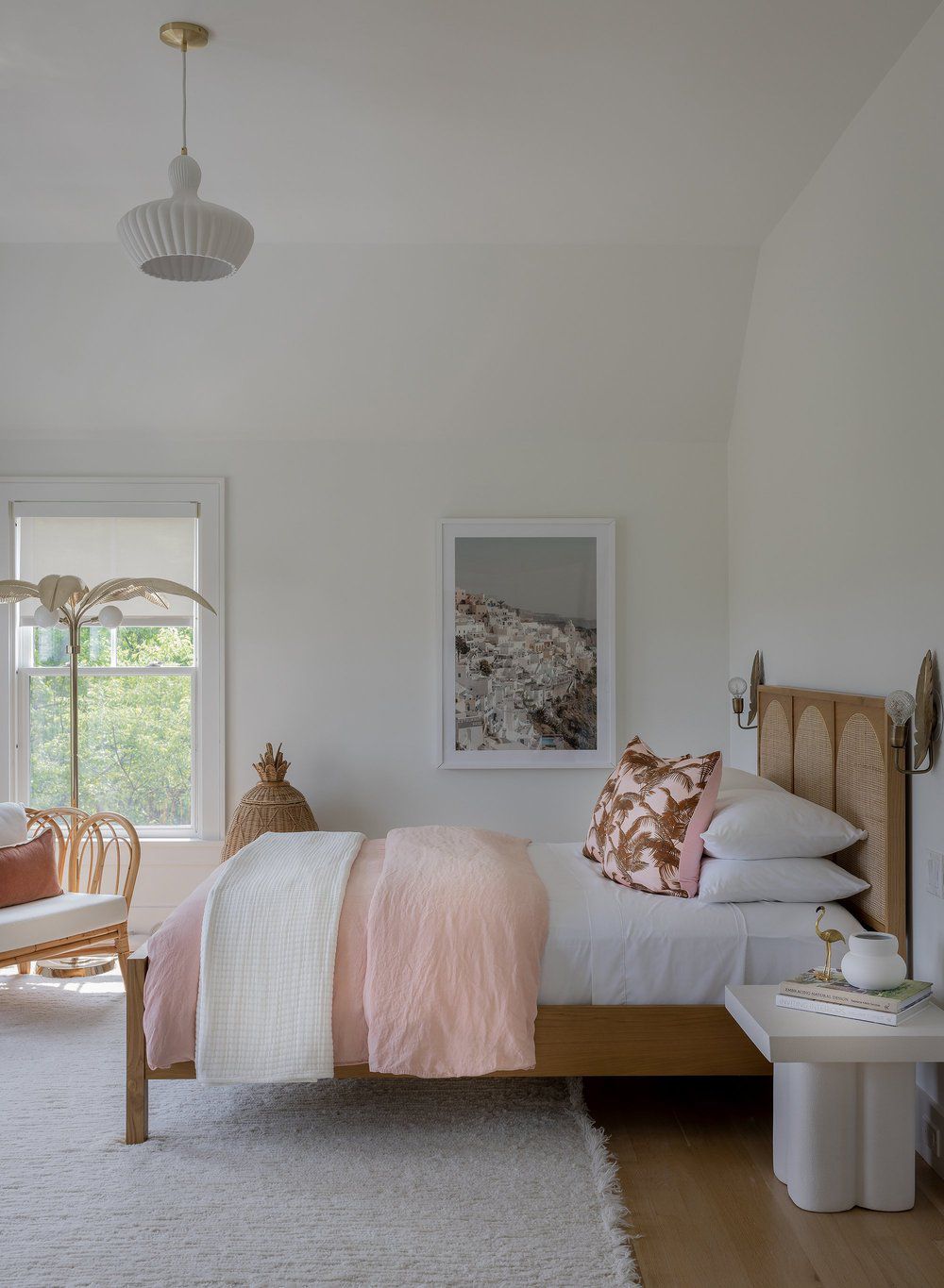 Chambre à coucher rose sur le thème des palmiers