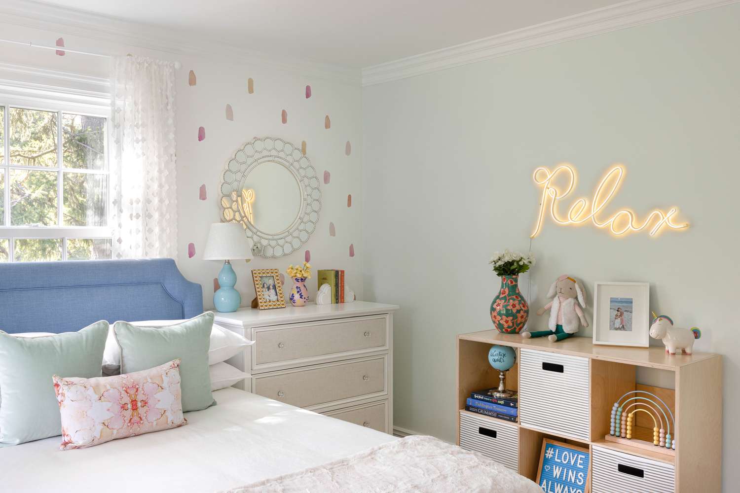 Chambre d'enfant avec néon relaxant