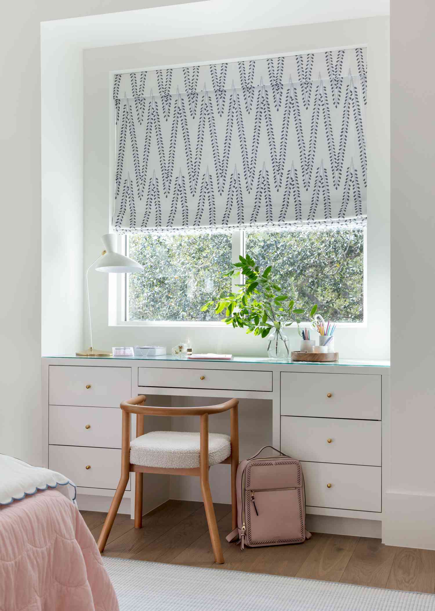Chambre à coucher avec rideaux à chevrons et faux fauteuil en peluche