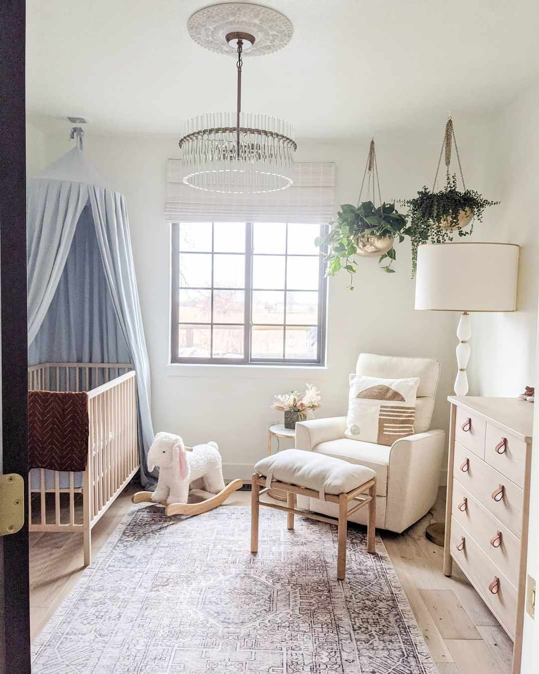 Chambre d'enfant blanche et bleue 
