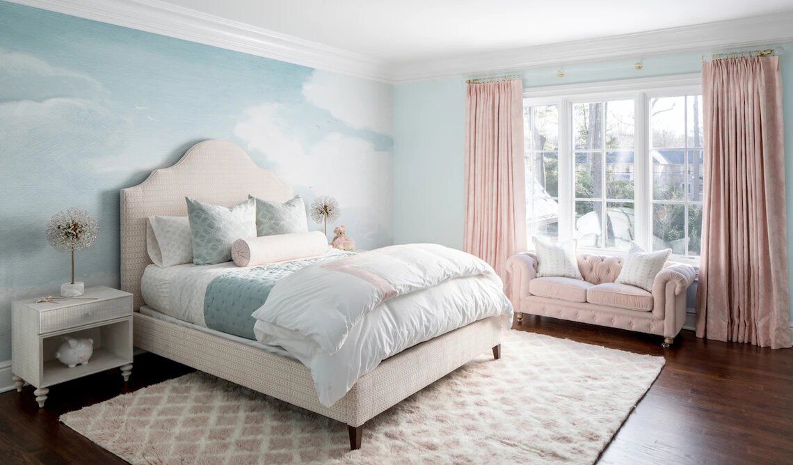 Chambre à coucher avec peinture murale de nuages et accents roses