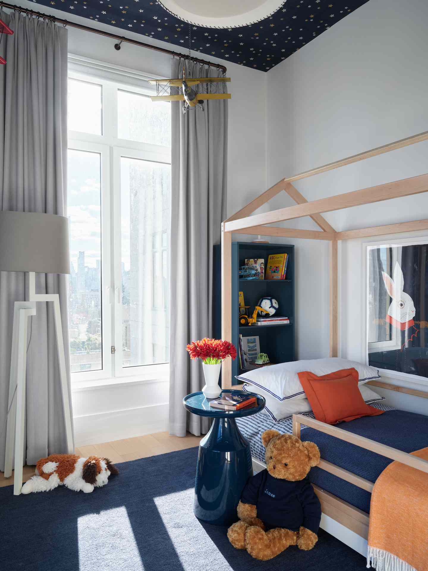 Chambre d'enfant avec plafond étoilé et animaux en peluche