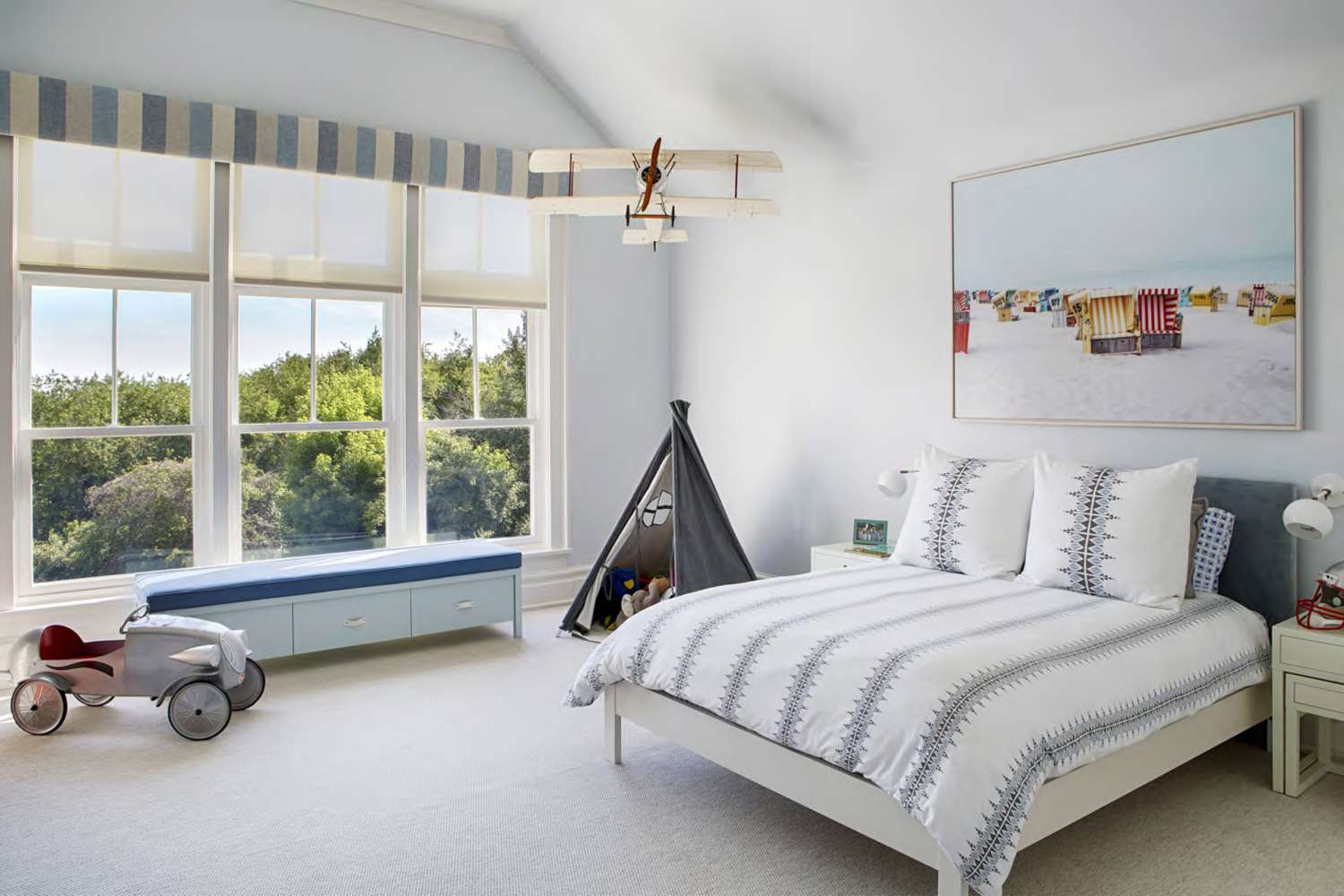 Chambre à coucher avec des motifs côtiers et d'avions