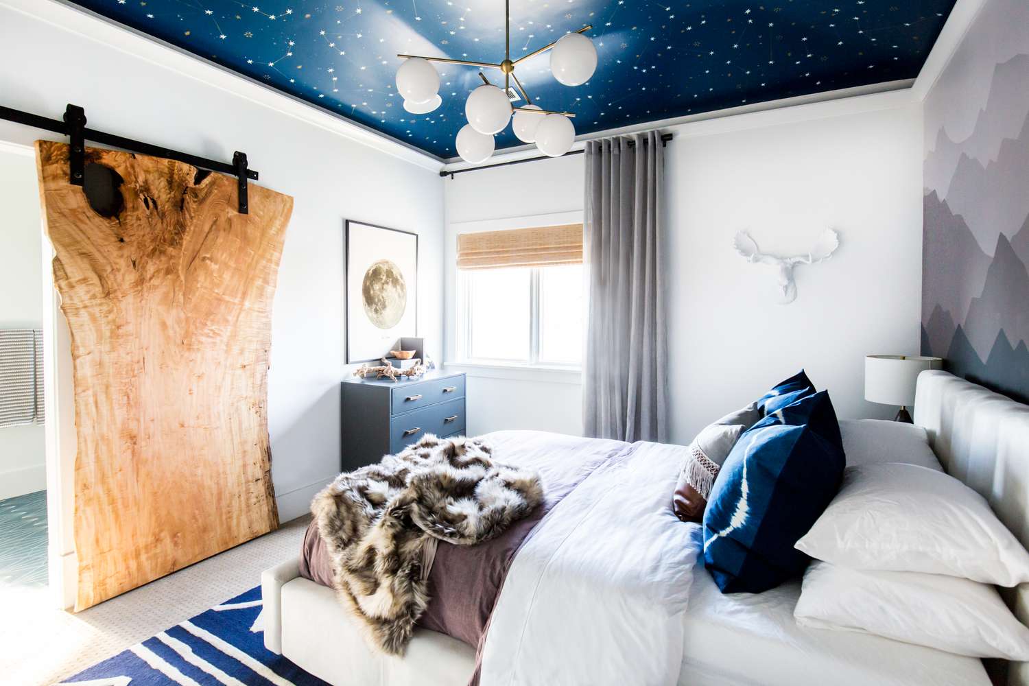 Chambre d'enfant bleu marine et étoiles
