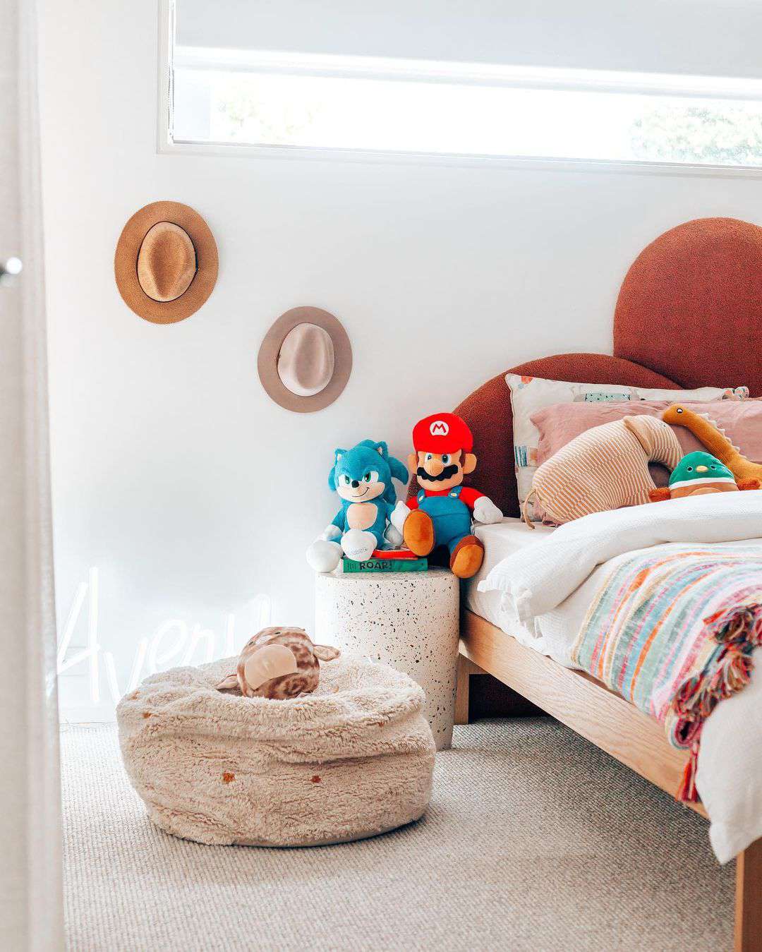 Chambre d'enfant avec des animaux en peluche, Mario et Sonic