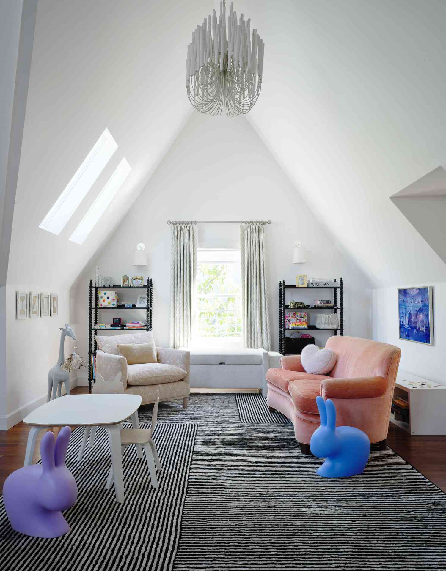 Chambre d'enfant en noir et blanc avec des touches de bleu, de violet et de rose.