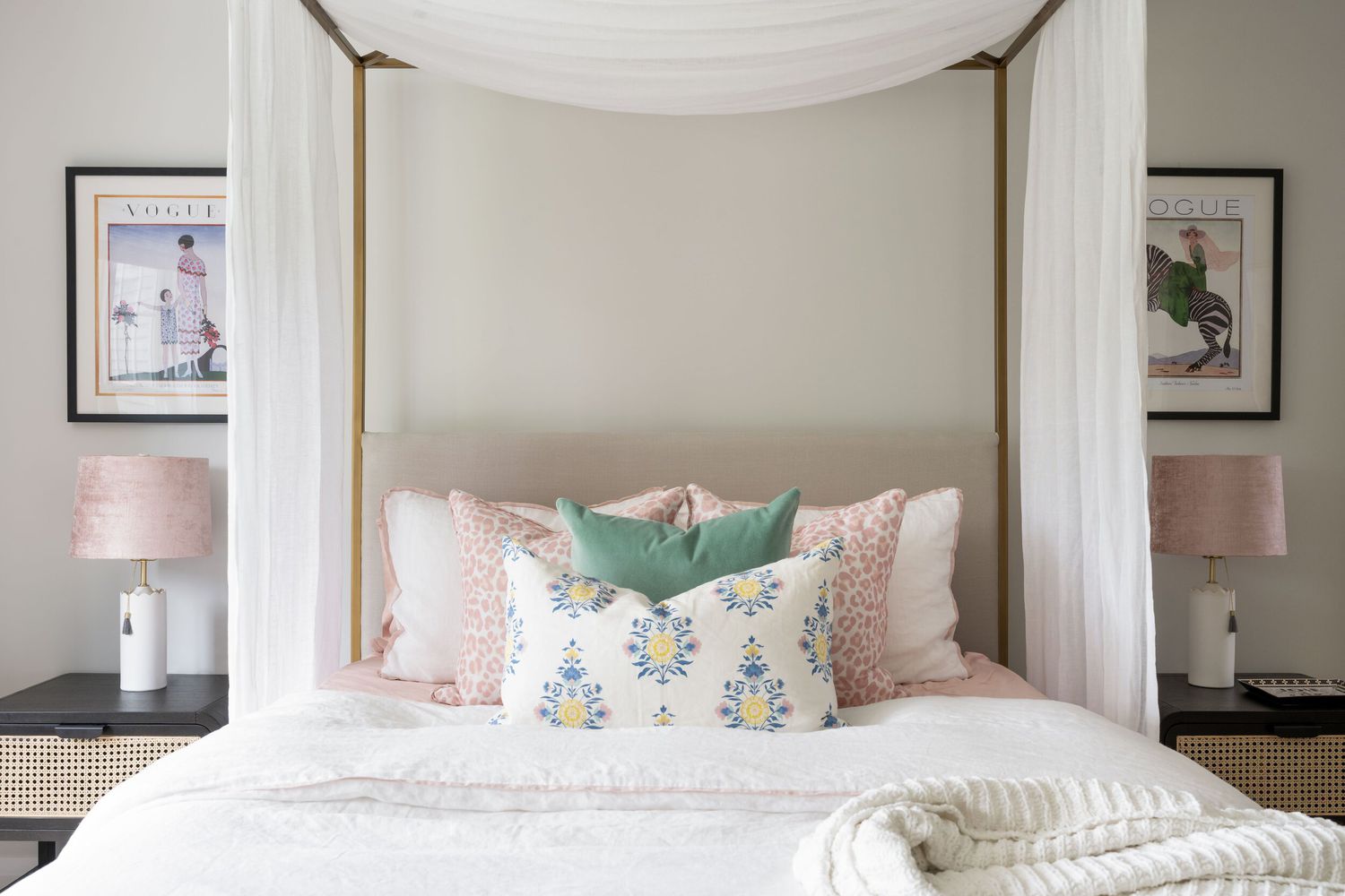 Une chambre d'enfant avec des posters de Vogue