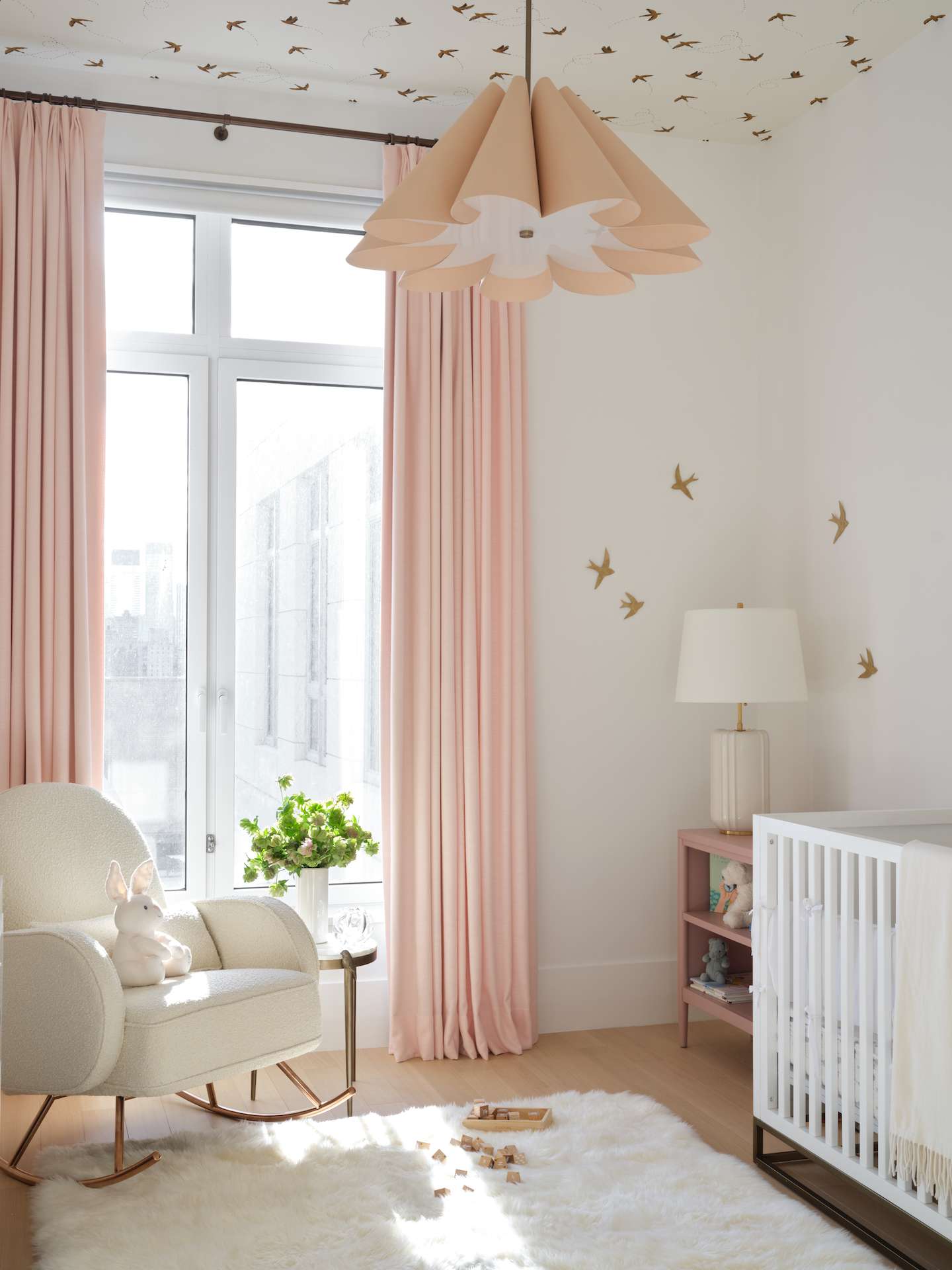 Rose pâle et accents dorés dans une chambre d'enfant