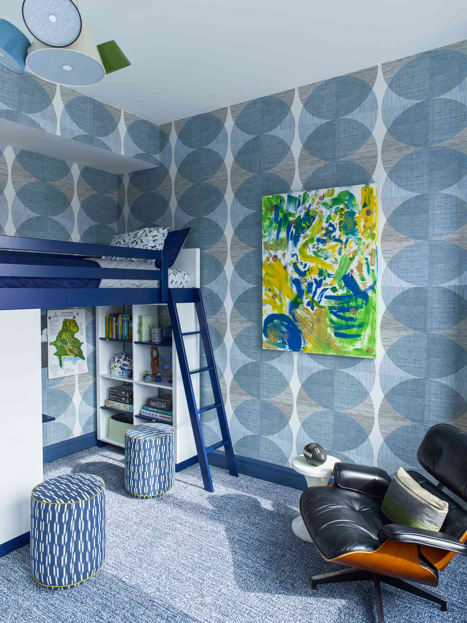Chambre à coucher à thème bleu avec papier peint et art mural