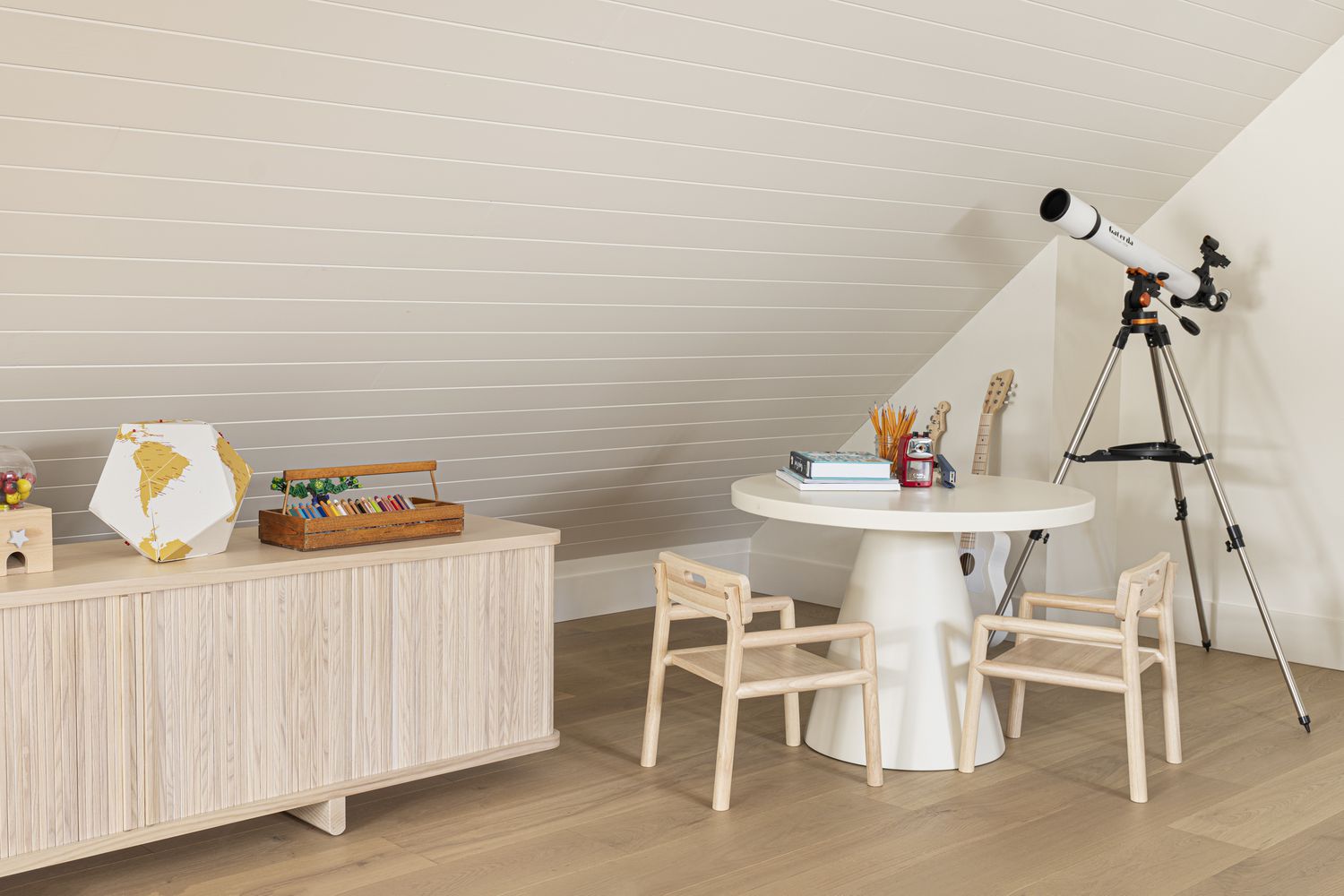 Mur en bois dans une chambre d'enfant
