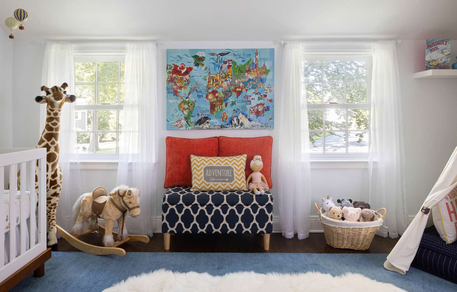 Chambre d'enfant sur le thème du monde et des animaux