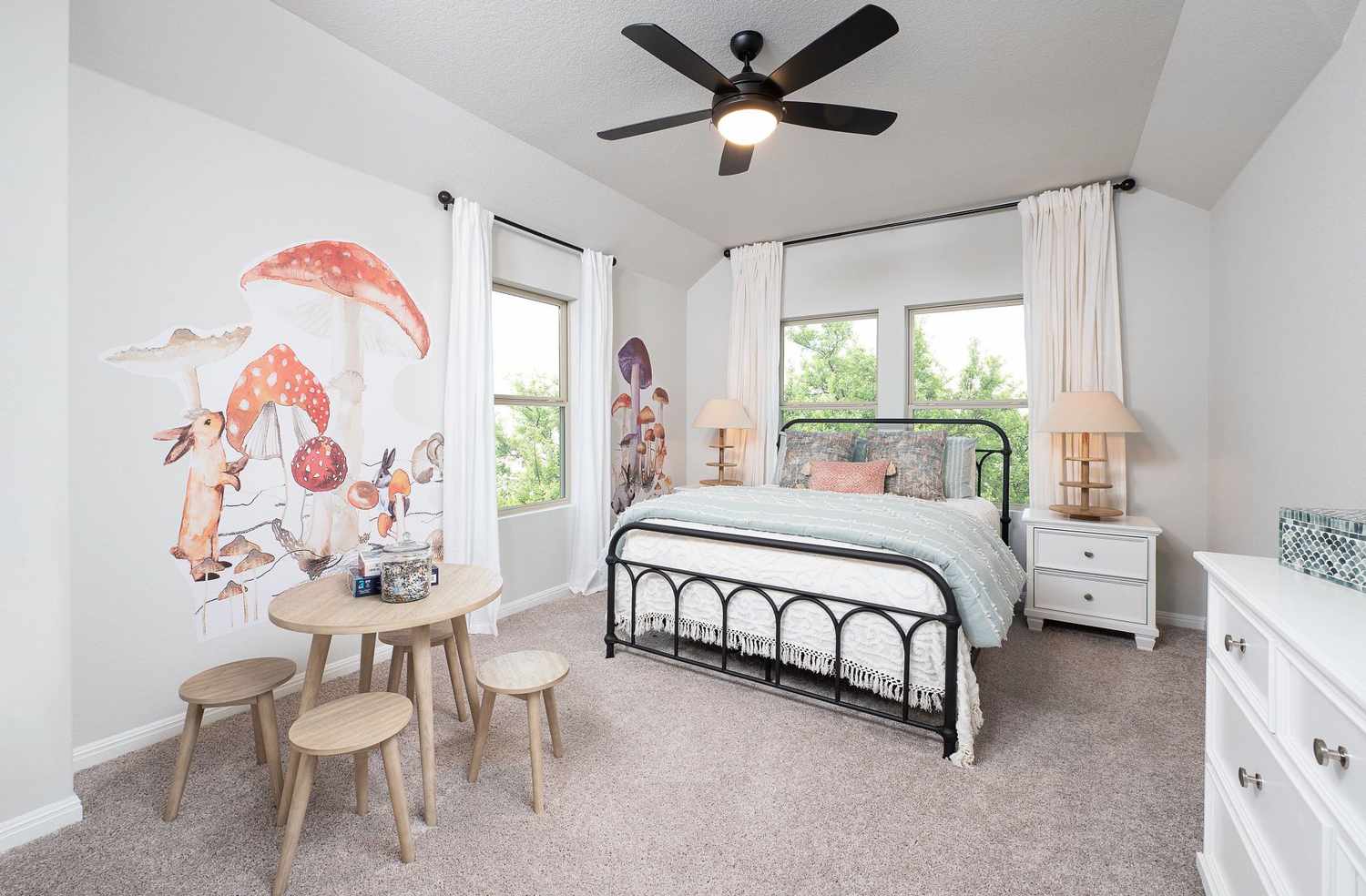 Chambre à coucher avec des motifs de champignons et de lapins