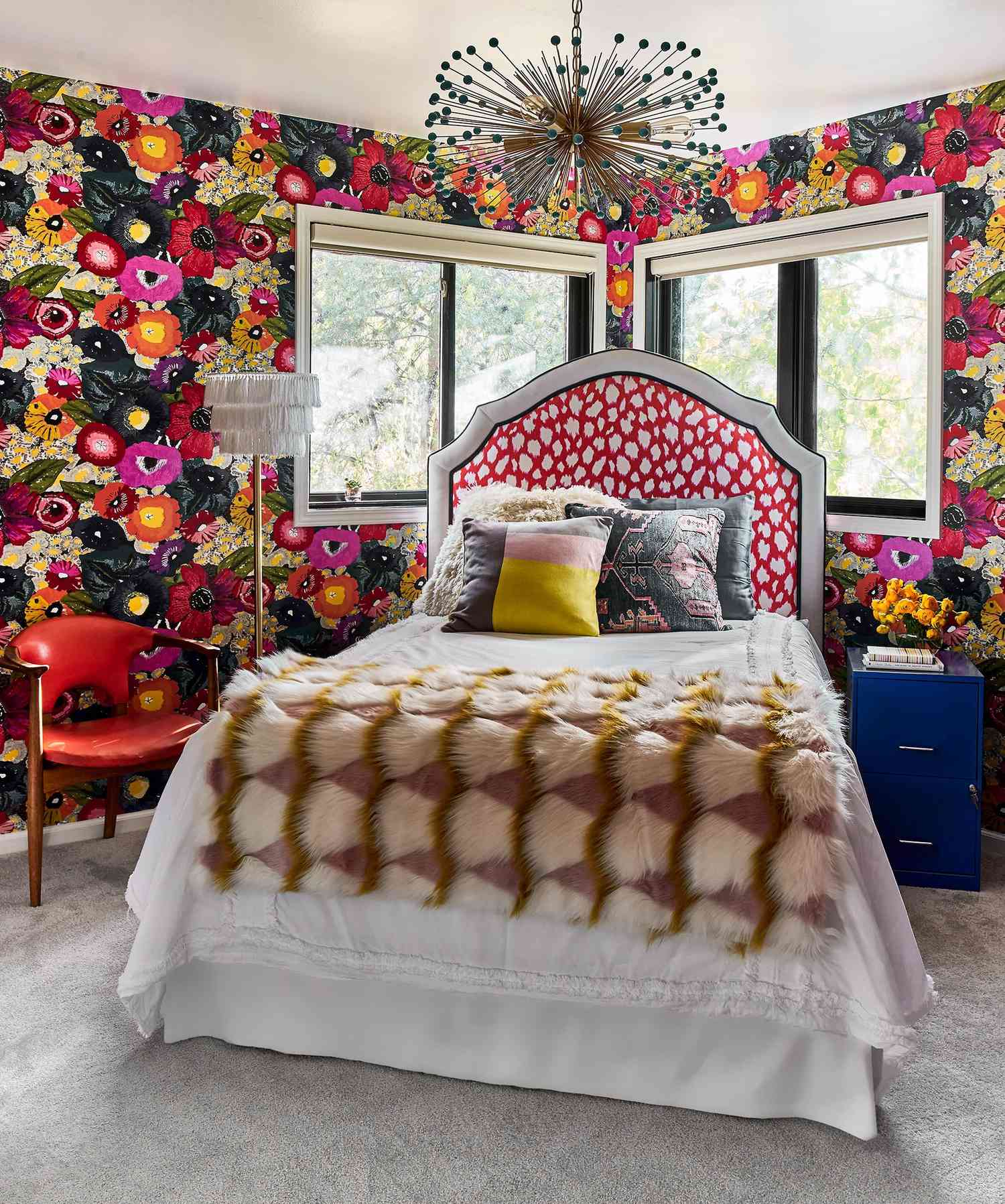 Chambre à coucher florale maximaliste