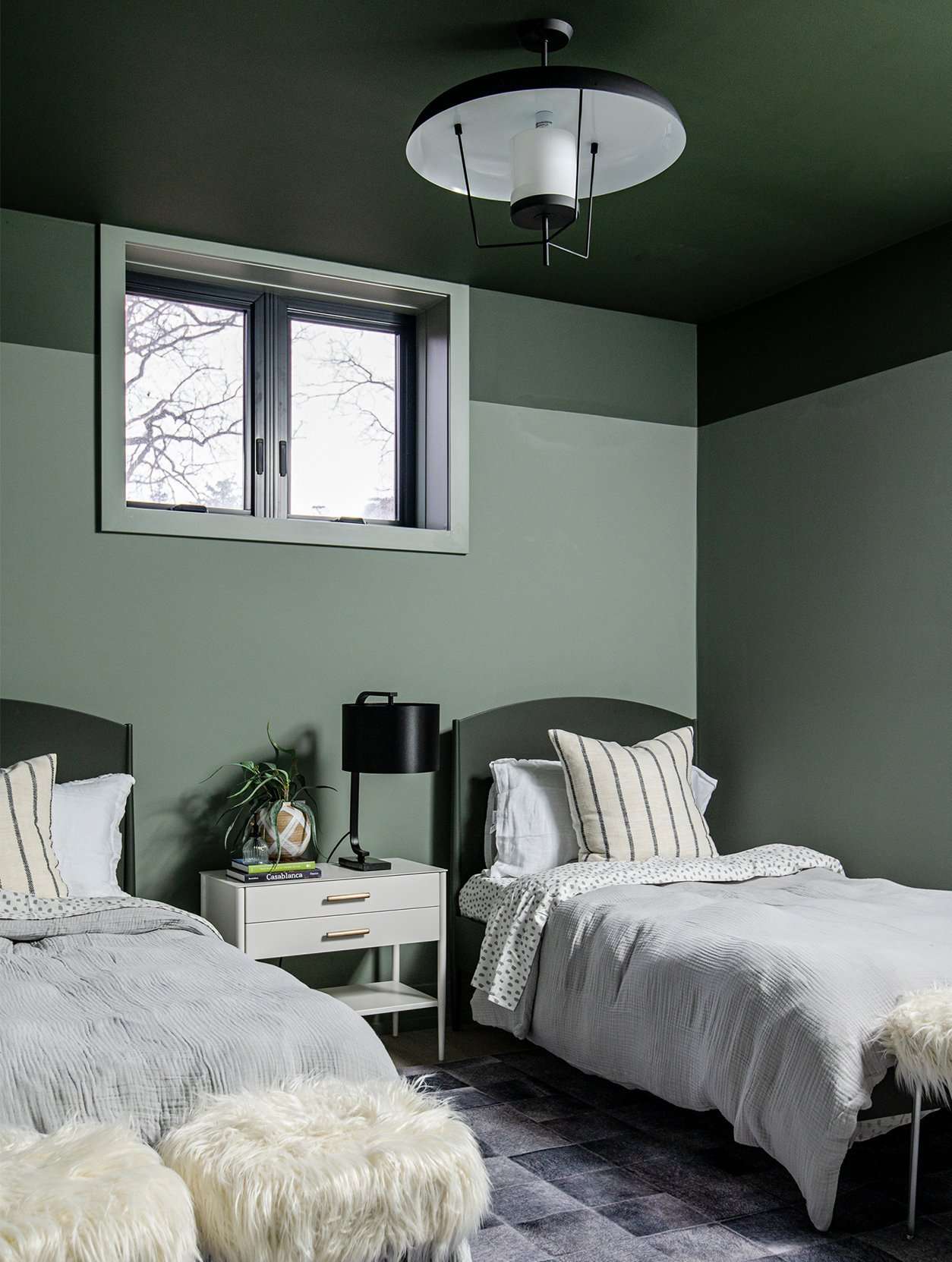 Chambre verte aux murs colorés