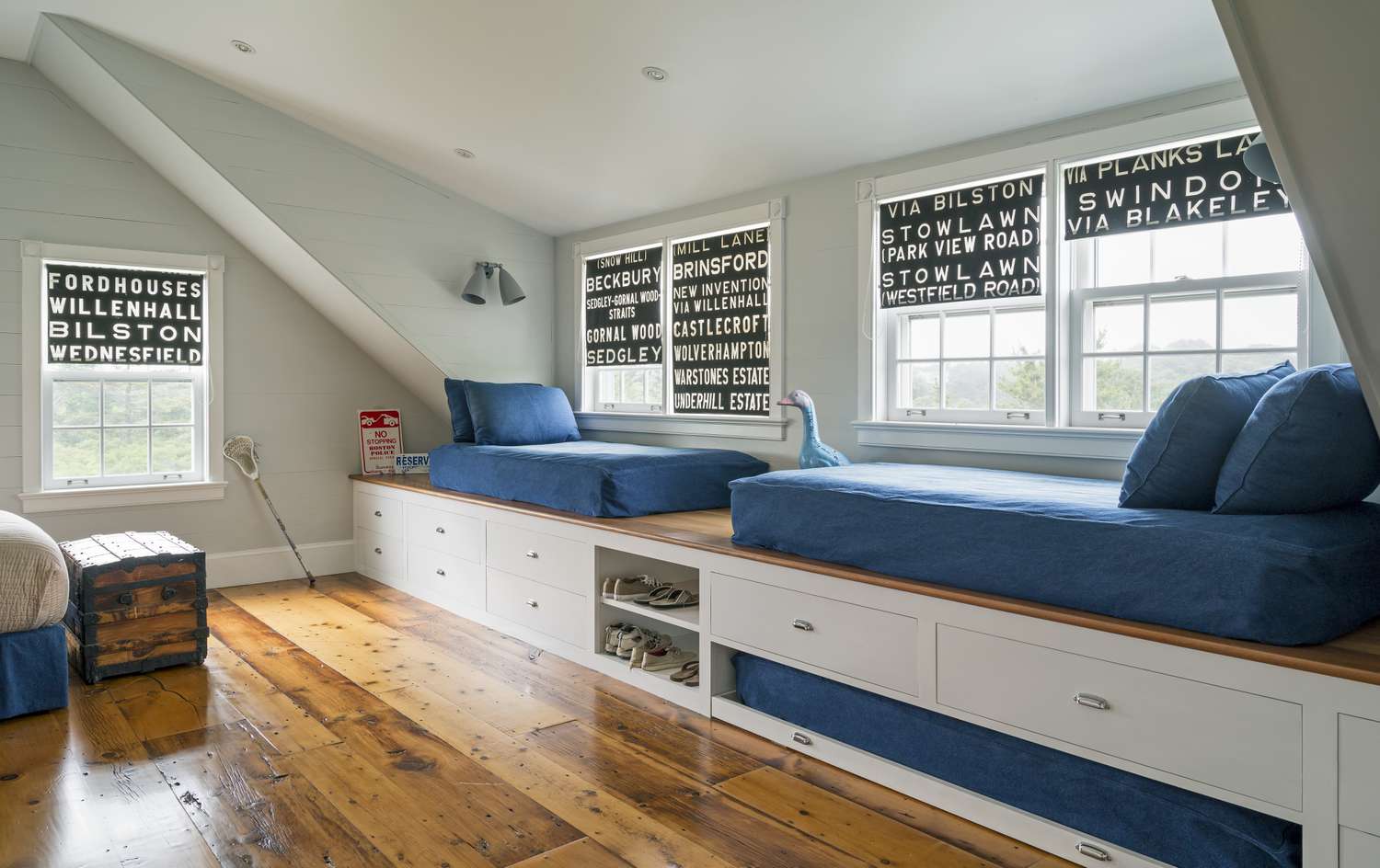 Des couchettes ouvertes dans le style des couchettes de bateau. Elles sont recouvertes de tissu bleu pour s'adapter aux vues bleues du bord de mer.