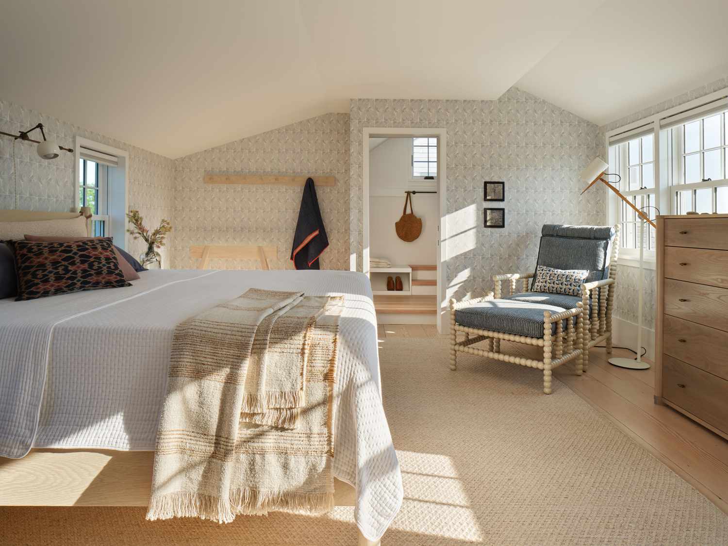Une chambre à coucher comporte des meubles de style MCM et d'autres époques pour donner l'impression d'être collectionnée.