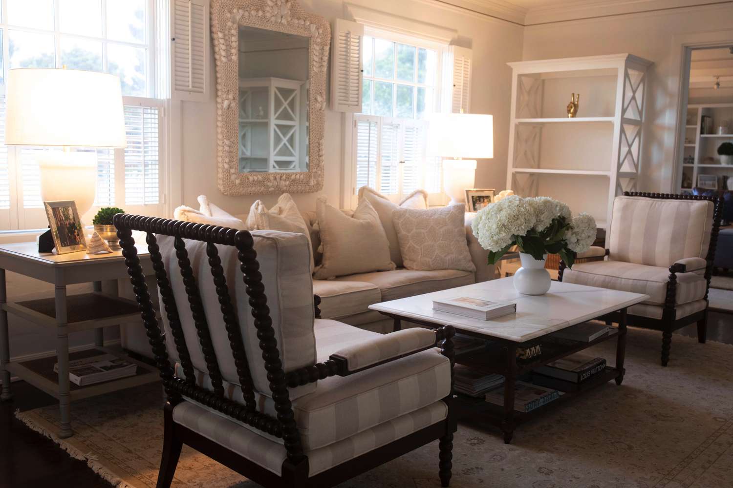 Un salon blanc avec une décoration côtière qui s'impose comme une pièce maîtresse.
